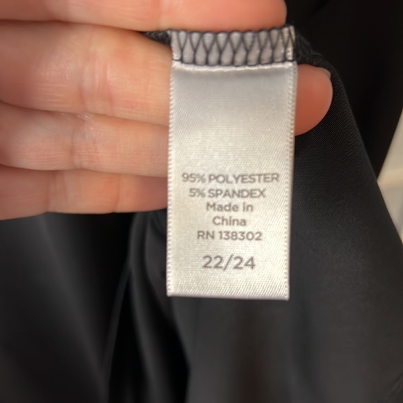 Woman’s Avenue Top Black Short Sleeve With White Flower Design Size 24W - Picture 7 of 8